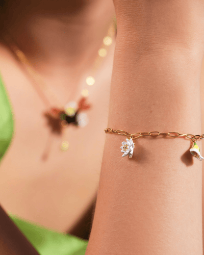 Golden link bracelet and flower pendants